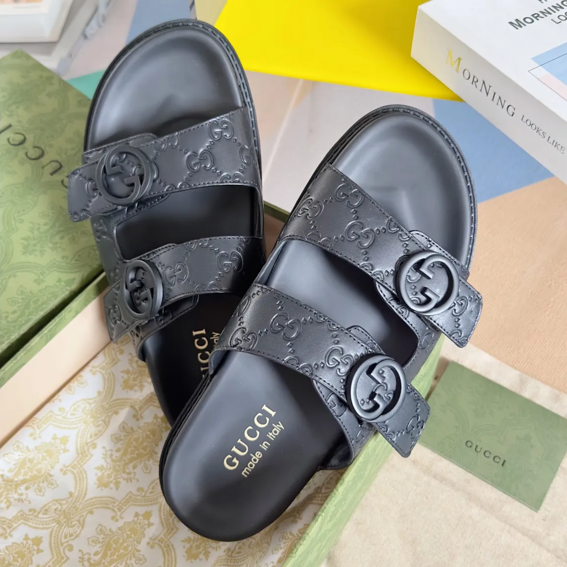[G Home] Men's Men's Shoes💰: 300💰Size: 38-45 🆕2024Gucci Gucci Summer New Style Double G Presbyopia Flip-flops Cross Sandals Thick Sole Slippers Beach Shoes Original Purchase and Development Production G family's 2024 new summer dark horse items, fashion bloggers at home and abroad have put on the show, and it has become popular on social platforms at home and abroad. Fashionistas must pay for it, and they spend a lot of money to create ingenious craftsmanship and accurately restore every detail. Exquisite packaging at the delivery counter🛍📦 ▪️ Fabric: Original imported double G presbyopic leather ▪️ Lining: Original imported leather ▪️ Sole: Original open molded T men's shoes 💰U outsole ▪️ Bottom thickness: 3CM
